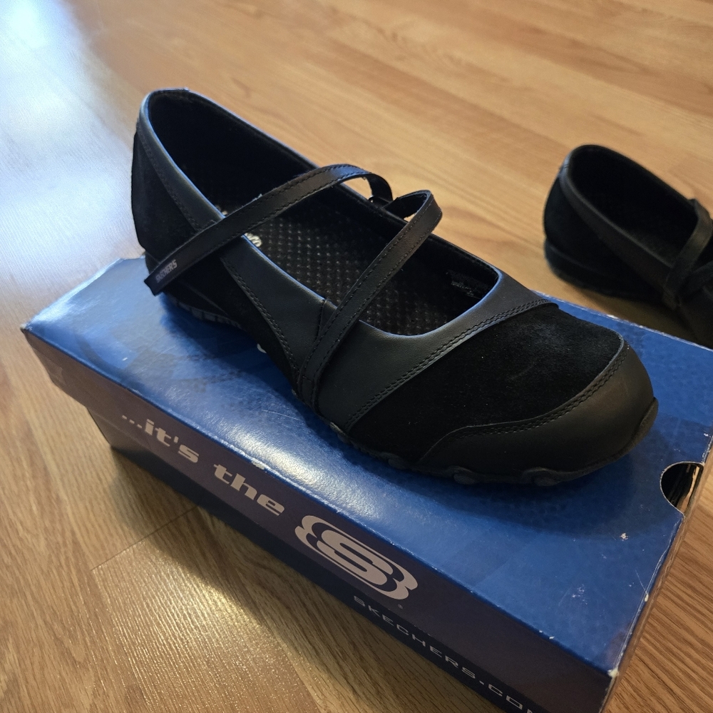 New In Box Skechers Black Women Shoes Size 10